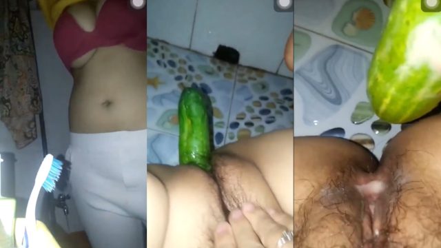 Em bướm múp tự sướng với dưa leo show cam